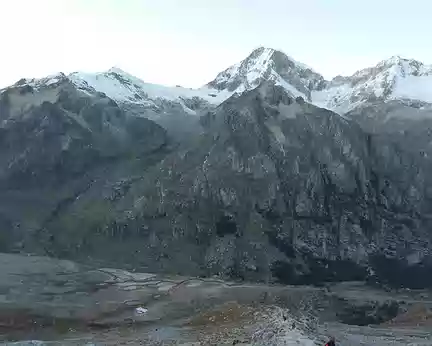 PXL004 De l'autre coté, Ishinca 5530m à gauche, Ranrapalca 6162m à droite