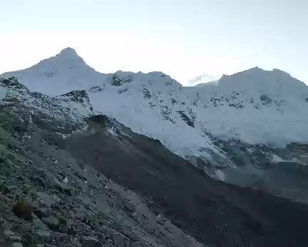 PXL005 Et au fond de la vallée à gauche, le Tocllaraju 6032m