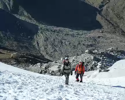 PXL008 Ghislaine et Bertrand suivent, corde inutile sur ce sommet débonnaire