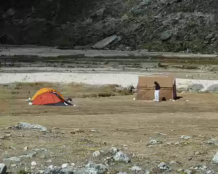 PXL015 notre campement, la tente mess à droite