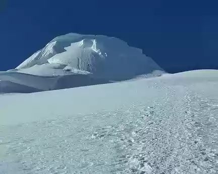 PXL020 Montée vers le Tocllaraju, la rimaye et le dernier mur au fond, où la cordée qui nous a précédé descend en rappel