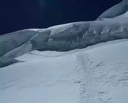 PXL023 la bonne trace qui contourne la grosse crevasse par un couloir à gauche (une trace directe plus scabreuse)