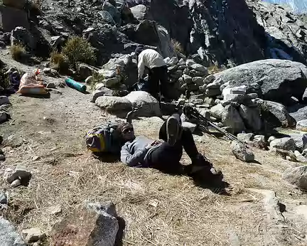 PXL001 petite pause avant de monter la tente au camp moraine 4940m