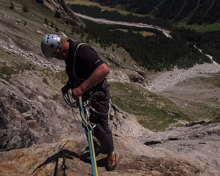 006 Il est possible de descendre en gagnant par une traversée vers la droite, puis une sente herbeuse horizontale le sentier d’accès au refuge Monzino