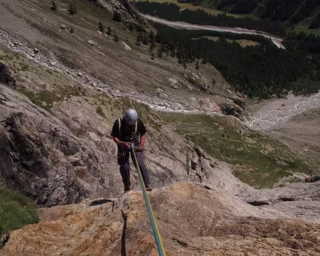 007 Michel s’engage dans le rappel oblique qui conduit à R5 sur l’éperon rocheux