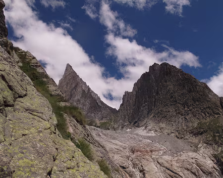 008 Cadre grandiose dominé par la Noire de Peuterey