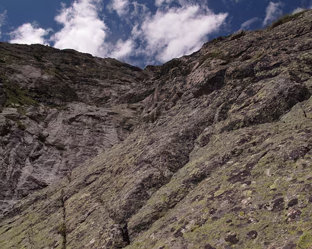 009 Velociraptor, D, 200m. La voie parcourt les contreforts situés à droite de l’aiguille du Châtelet