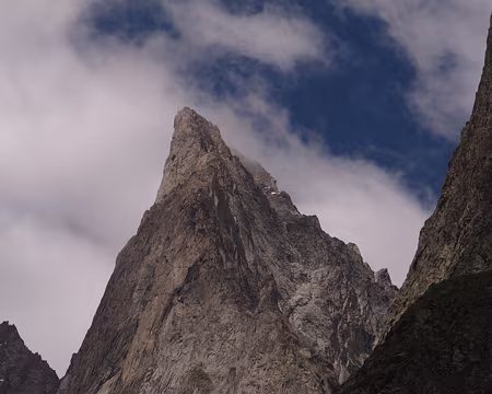 012z56 L’arête sud de la Noire de Peuterey parcourue en 1973 en Super Guide Desmaison