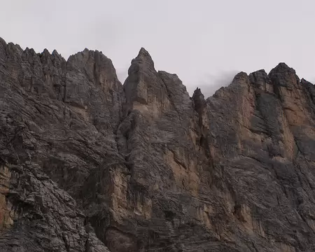 004 Le tiers supérieur du Pan di Zucchero et son impressionnant surplomb au-dessus d’un mur clair