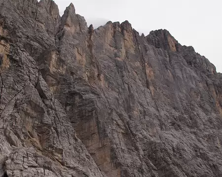 005 Vue d’ensemble du Pan di Zucchero et le plan incliné de son socle aux rochers si délités
