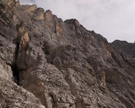 006 Un socle non moins sévère