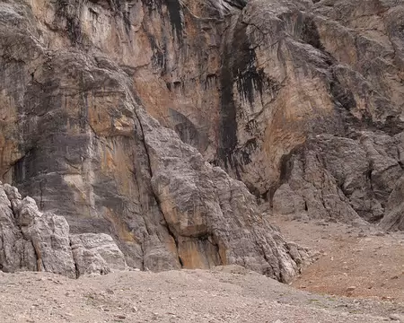 008 Du sentier d’accès au refuge Tissi le regard se porte sur le départ de la Solleder