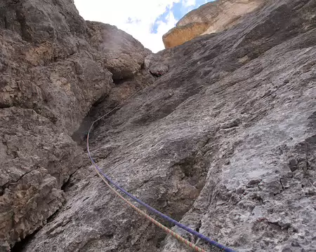 019 Ne chercher pas de spits. Protections sur coinceurs, lunules et de rares pitons