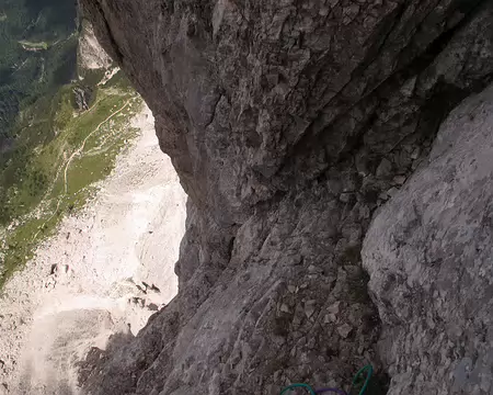 020 Le sentier qui suit le pied de la Civetta