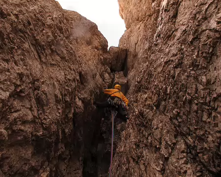 023 Dernier surplomb dans une longueur à équiper et un rocher détrempé
