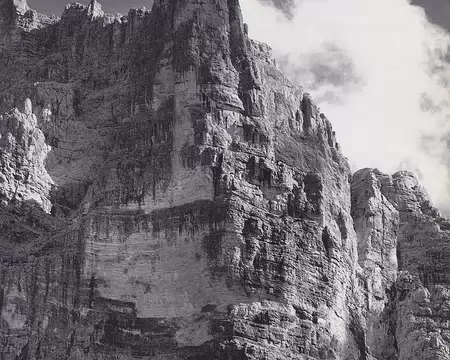 014 Torre Trieste parcourue dès les années 30 par les sextogradistes italiens maîtres en pitonnage encore ignoré des alpinistes français