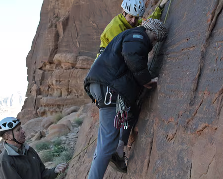 000 Initiation au toucher du grès sculpté du Jebel al m’Zaygeh