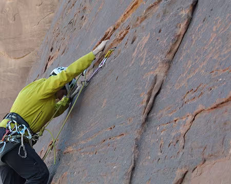 001 Deux coinceurs mécaniques mis en place dans 2 proches fissures horizontales