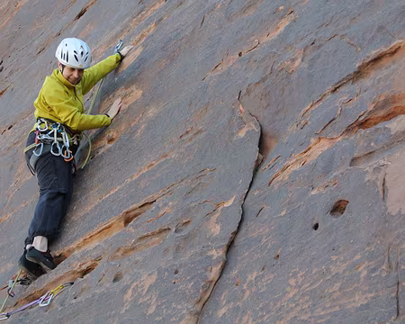 003 Premier scellement dans ces dalles verticales où il convient de débuter avant de s’engager en voies d’aventure