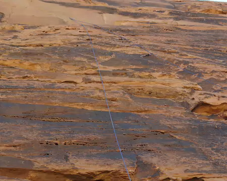 009 Descente en moulinette de R1. La seule falaise école du Wadi-Rum équipé sur le prudent modèle français