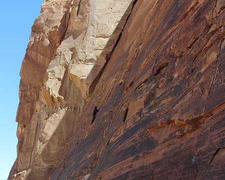 012 C’est Tony Howard, le découvreur et explorateur du Wadi-Rum avec Wilfried Colonna qui encadre ce jeune britannique