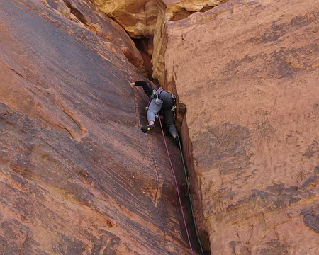 018 Ce proche surplomb qui s’évite par une traversée à gauche
