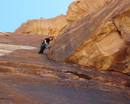 020 Poursuite de la progression dans ce dièdre. Noter à droite la protection sur lunule