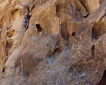 000 C’est beau la vie. Courte voie d’initiation aux spécificités de l’escalade sur les grès du massif du Wadi-Rum
