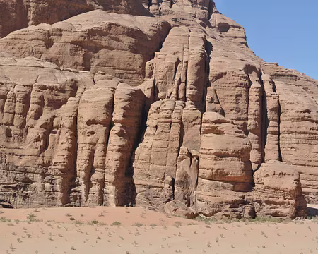 004 Tours abruptes où la qualité du grès est loin de permettre l’escalade