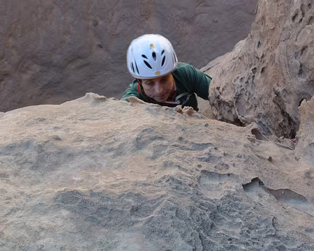 005 Véronique accédant à R1. Noter les multiples aspérités et écailles dont la solidité est à vérifier avant de les charger