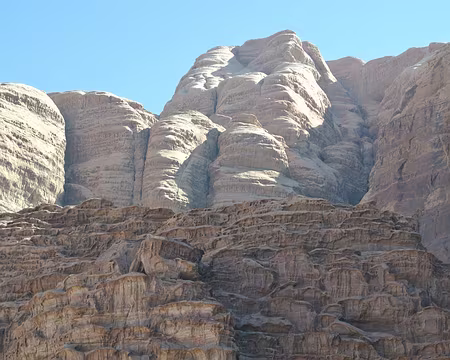 000 L’apéritif dont la voie parcourt la falaise de couleur ocre au premier plan