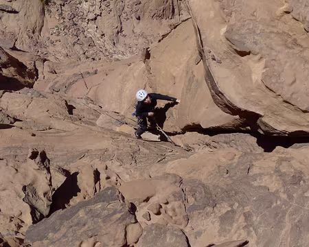 010 Véronique progressant dans la deuxième longueur en 5a