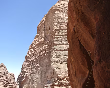 022 Des voies à tracer ! Noter les 2 scellements de ce rappel