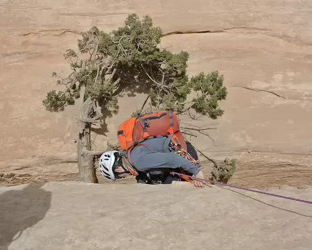 010 Moulinette jusqu’au sol de cet étroite crevasse puis remontée du mur opposé