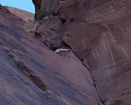 005 Ce coinceur afin d’éviter au second un vol excessif le relais étant situé loin à gauche 006.jpg=Véronique et Claude engagés dans le dièdre