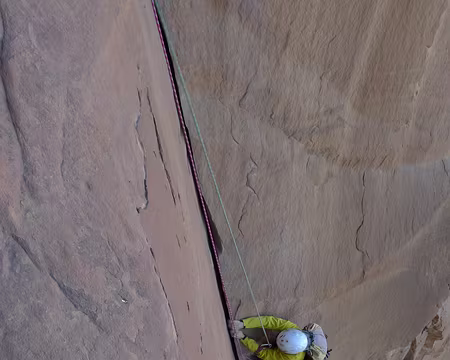 010 Véronique, plus la paroi est raide, plus les pieds doivent se rapprocher de la perpendiculaire du corps