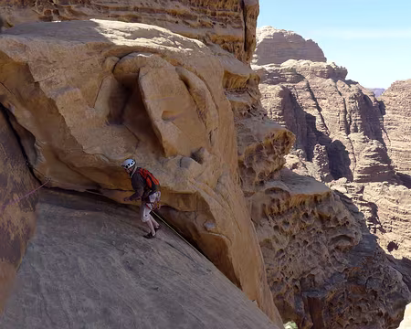 029 Noter le coinceur placé dans la fissure à droite et au-dessus de la large vire de sortie