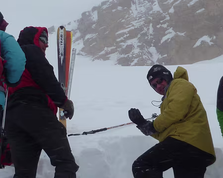 PXL000 L'expert nivo-météo intervient pour préparer le parcours: sondage-battage et test de la pelle sous le col de la Réchasse