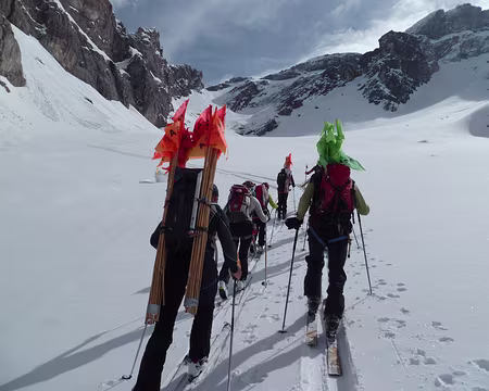 PXL020 C'est joli et gai comme des drapeaux tibétains sur un col! Les démons sont vaincus, soleil à la montée du Dard.