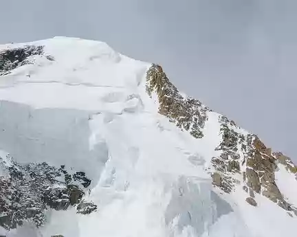 003 Mont Blanc du Tacul avec les séracs qui dominent la voie de descente lors de la traversée des Pointes Lachenal