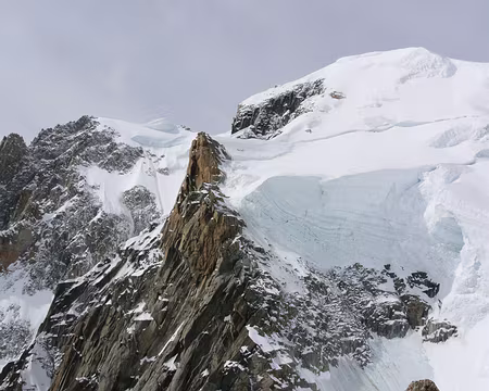 004 A gauche le sommet du Mont Blanc du Tacul et la sortie du couloir Gervasutti que plus personne ne parcourt