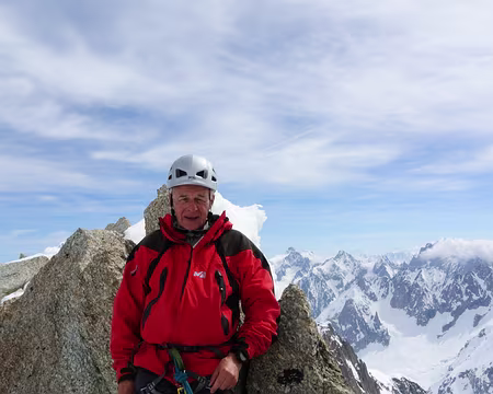 005 Pause avant de s’engager dans la courte descente neigeuse, pente à 40° sur au plus 50 à 100 mètres