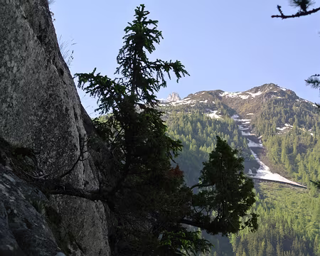 005 Le chemin d’accès au Montenvers est encore très enneigé au-dessus du pare-avalanche imposant l’accès par les rochers des Mottets via la Corda Alpina