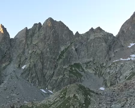 010 Le 30/07 à7h45 depuis le refuge Remondino la Punta de Cessole, Punta est , 2960m, Massif de l’Argentera