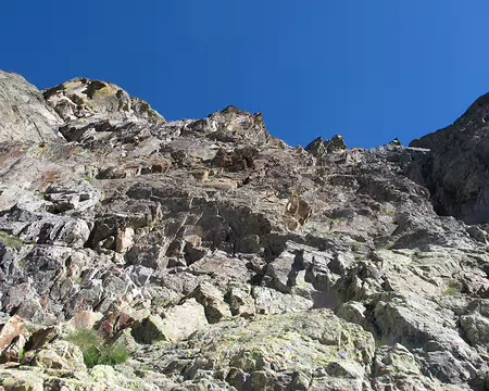 011 Au pied de la voie Adrien le Gran Chef , TD-. Attaque à 9h15 de cette voie de 6 longueurs menant à l’arête sommitale