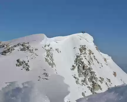016 L’arête cornichée terminale et des cordées au sommet gagné par le glacier du Milieu