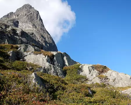 001 L’arête NE de l’Aiguille du Van N, 2572m, propose un beau flanc est où s’inscrit Acqua concert