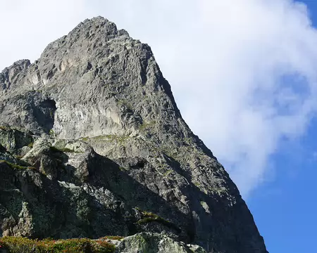 003 Si le ressaut supérieur, ensoleillé apparait sec, doute sur le 1er socle rocheux encore à l’ombre