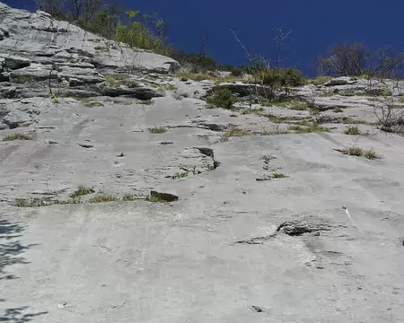 001 L1. 6a, puis 5b. Le début des difficultés à 1440m après une approche de 240m de dénivelé