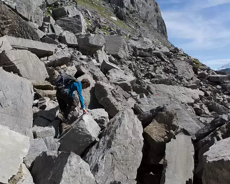 FM9A5742 Quelques gravillons sur le chemin